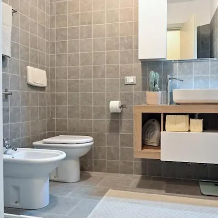 Borgovico48 Your Quiet Close To Train Center And Stadium דירה