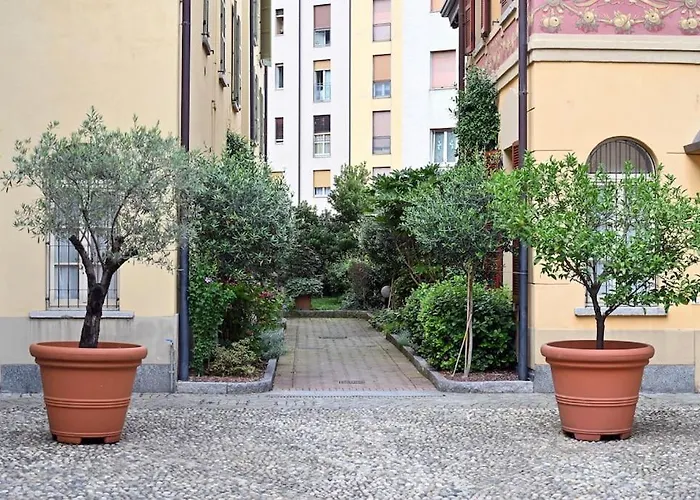 Borgovico48 Your Quiet Close To Train Center And Stadium Apartment